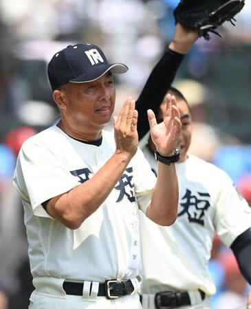　２回を終えた選手たちを迎える西日本短大付・西村慎太郎監督（撮影・西田忠信）