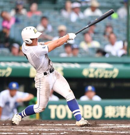 　８回、左前２点適時打を放つ加納悠成（撮影・開出牧）