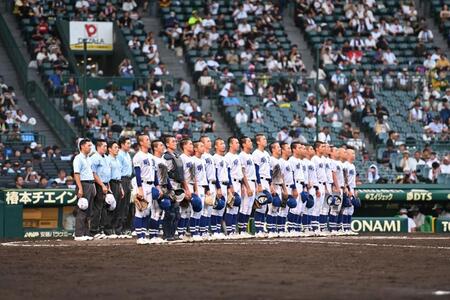 　３回戦進出を決め校歌を歌う明豊ナイン（撮影・開出牧）