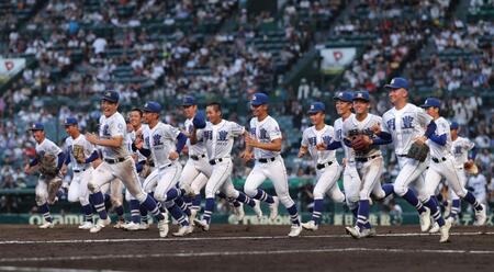 　佐賀北に勝利し、駆け出す明豊ナイン