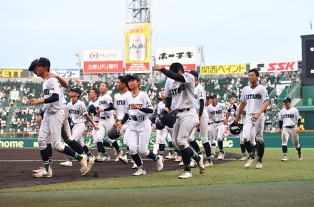 　２回戦で明豊に敗れ引き揚げる佐賀北ナイン（撮影・開出牧）