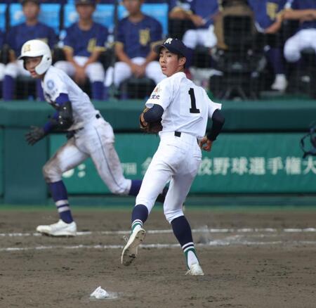 　５回、明豊・辻田拓未（左奥）に中越え３点適時打を許した佐賀北・稲富理人（撮影・坂部計介）