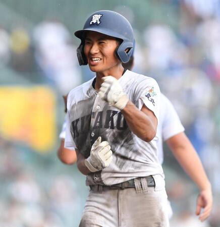 　５回、右前適時打を放ちガッツポーズを決める佐賀北・宮崎淳多（撮影・開出牧）