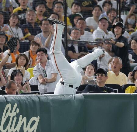 　２回、伊藤将の打球を追い、客席に飛び込むリチャード（撮影・西岡正）