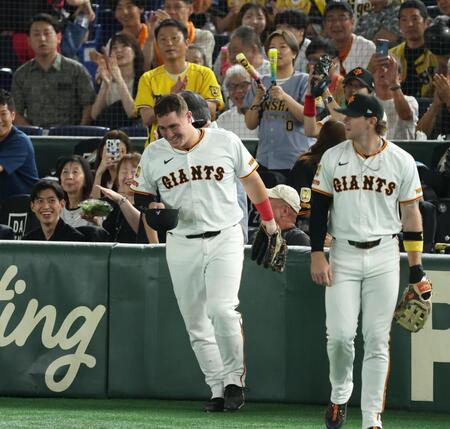 　２回、伊藤将のファウルフライを追って客席に飛び込むリチャード（撮影・金田祐二）