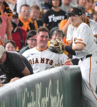 　２回、伊藤将の邪飛を追いかけて客席に飛び込み、苦笑いのリチャード（撮影・伊藤笙子）