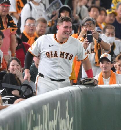 　２回、伊藤将の邪飛を追いかけて客席に飛び込み、苦笑いのリチャード（撮影・伊藤笙子）