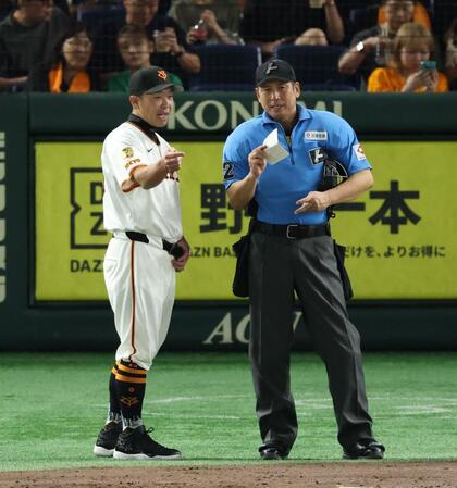 　４回を終え球審と話す阿部監督（撮影・金田祐二）