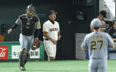 　厳しい表情の阿部監督（撮影・金田祐二）