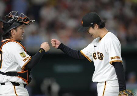 　３回を無失点に抑え、甲斐（左）とグータッチする山崎（撮影・西岡正）