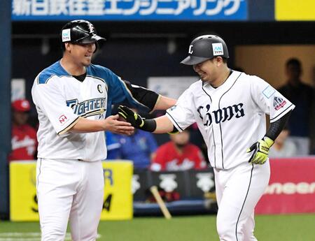 　オールスターで３ランを放った森（右）を笑顔で出迎える中田翔＝１８年７月