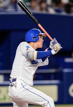 　３回、上林が右越えに本塁打を放つ