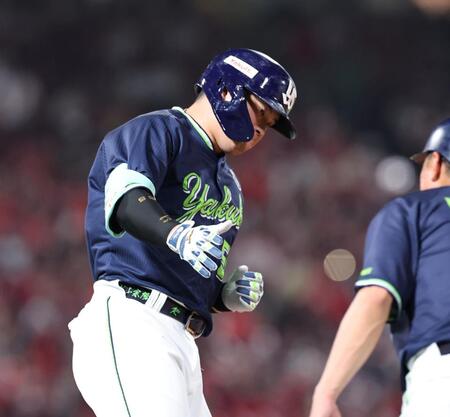 　７回、左越えソロを放ち、タッチを交わす村上（撮影・市尻達拡）