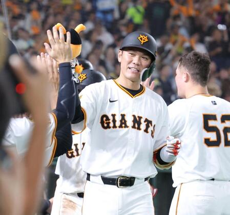 巨人　坂本勇人が引退発表した中日・中田翔に惜別の確信弾　１カ月ぶりの一発に笑顔