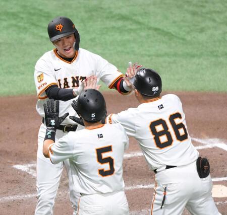 　６回、代打で左越え３ランを放ち、生還する坂本（左奥）＝撮影・伊藤笙子