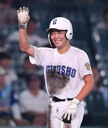 　５回塁、逆転の右越え２点適時二塁打を放ちポーズを決める内山元太（撮影・開出牧）