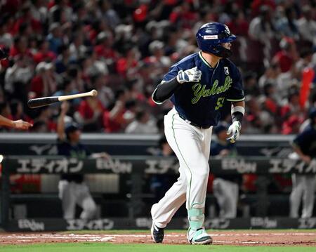 　７回、村上が左越えに本塁打を放つ