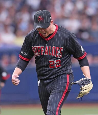 　３回、渡部聖を併殺打に打ち取って雄たけびを上げる九里（撮影・立川洋一郎）