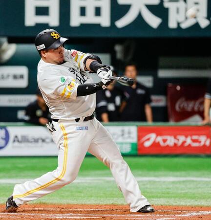 　７回、山川が右中間に満塁本塁打を放つ