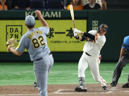 　７回、右越えに同点２ランを放つ代打・中山（撮影・金田祐二）
