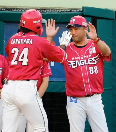 　１回、３ランを放った黒川（左）を迎える三木監督