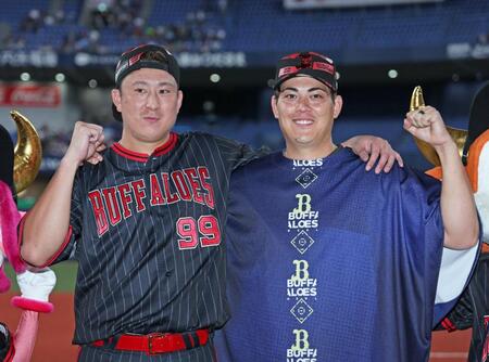 　勝利の立役者となり、笑顔を見せる九里（右）と杉本（撮影・立川洋一郎）