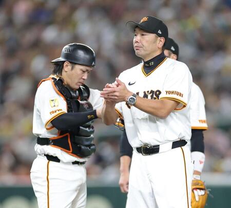　７回、投手交代を告げ、船迫をマウンドで待つ阿部監督（撮影・西岡正）