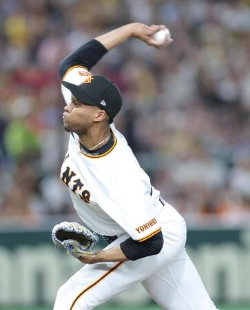 　９回に登板し力投するマルティネス（撮影・西岡正）