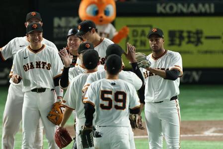 　通算２００セーブを達成したマルティネスと喜ぶ巨人ナイン（撮影・金田祐二）