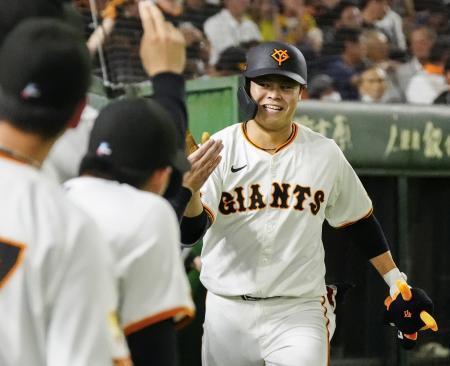 　７回、同点２ランを放ちナインに迎えられる巨人・中山＝東京ドーム