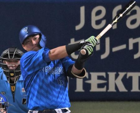 　３回、蝦名が左越え適時二塁打を放つ