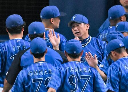 　中日に勝利しタッチを交わす三浦監督