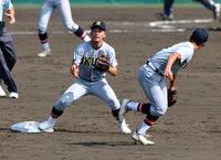 　５回、有本（手前）は打球を好捕し、ベースカバーの砂にグラブトスし併殺を決める（撮影・山口登）