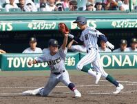 　５回、和賀颯真は二塁の砂からの送球を捕球し併殺を決める（撮影・山口登）