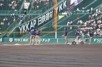 　グラウンド整備を行う阪神園芸（撮影・坂部計介）