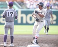 　３回、左前に適時打を放った東洋大姫路・白鳥翔哉真は送球エラーの間の三塁に進む（左は花巻東・萬谷堅心）＝撮影・坂部計介