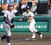 　３回、適時二塁打を放つ東洋大姫路・白鳥翔哉真。投手は花巻東・萬谷堅心（撮影・中田匡峻）