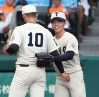 　９回、阪下蓮（左）と投手交代する東洋大姫路・木下鷹大（撮影・中田匡峻）