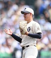 　９回を無失点に抑えグラブをたたく東洋大姫路・阪下漣（撮影・西田忠信）