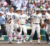 　花巻東に勝利し、ナインに声をかけられる東洋大姫路・阪下漣（左）＝撮影・西田忠信