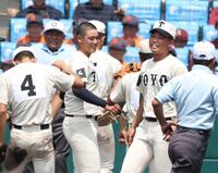 　試合を締めた東洋大姫路・阪下蓮（中央）は笑顔を見せる（撮影・中田匡峻）