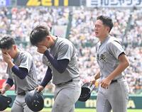 　東洋大姫路に敗れ、グラウンドを後にする花巻東・金野快（右）＝撮影・西田忠信