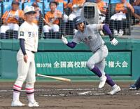 　２回、東洋大姫路・木下鷹大（左）からショートへの内野安打で出塁する花巻東・古城大翔（撮影・中田匡峻）