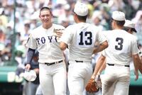 　木下鷹大の後を受け、最後を締めた東洋大姫路・阪下漣（左）は笑顔を見せる（撮影・坂部計介）