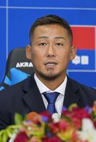 　今季限りでの現役引退について記者会見する中田（提供・共同通信社）