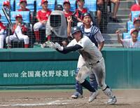 　８回、勝ち越し適時二塁打を放つ西日本短大付・佐藤仁（撮影・中田匡峻）