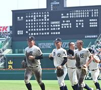 　勝利後、笑顔を見せる西日本短大付・佐藤仁（左）＝撮影・西田忠信