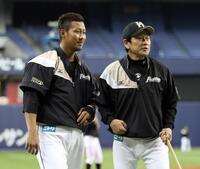 　試合前、中田翔（左）に骨折した左手の状態を聞く栗山監督＝１３年９月