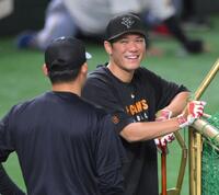 　試合前、森下（手前）に笑顔を向ける坂本（撮影・伊藤笙子）