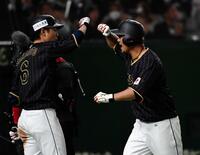 　勝ち越しソロを放ち坂本（左）とタッチする中田翔＝１７年３月